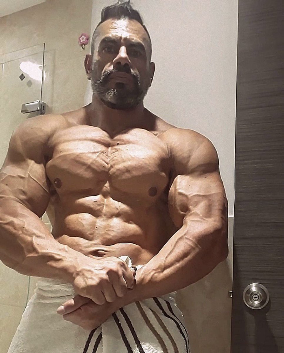 madroking1's tweet photo. These guys would have a heart attack if they found out that rice was my only carb source when I competed 😂😂😂

Getting stage lean comes down to a calorie deficit, not which carb you choose. https://t.co/mYqOugqFxu