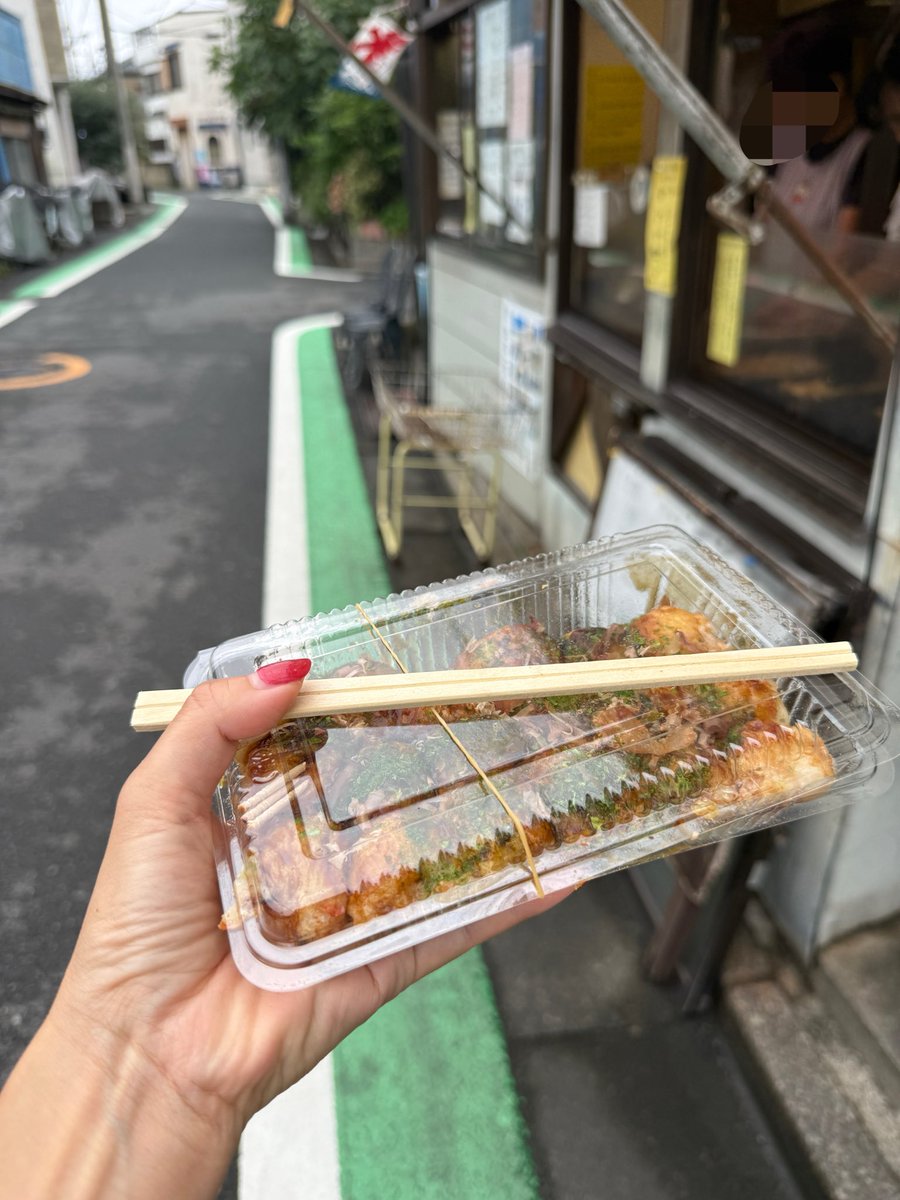 guli_and_gula's tweet photo. 都内なのにたこ焼き６個で150円で食べられるのすごくないか！？🐙
30個でも550円という破格＼(^o^)／ https://t.co/iHGxYV4PyZ