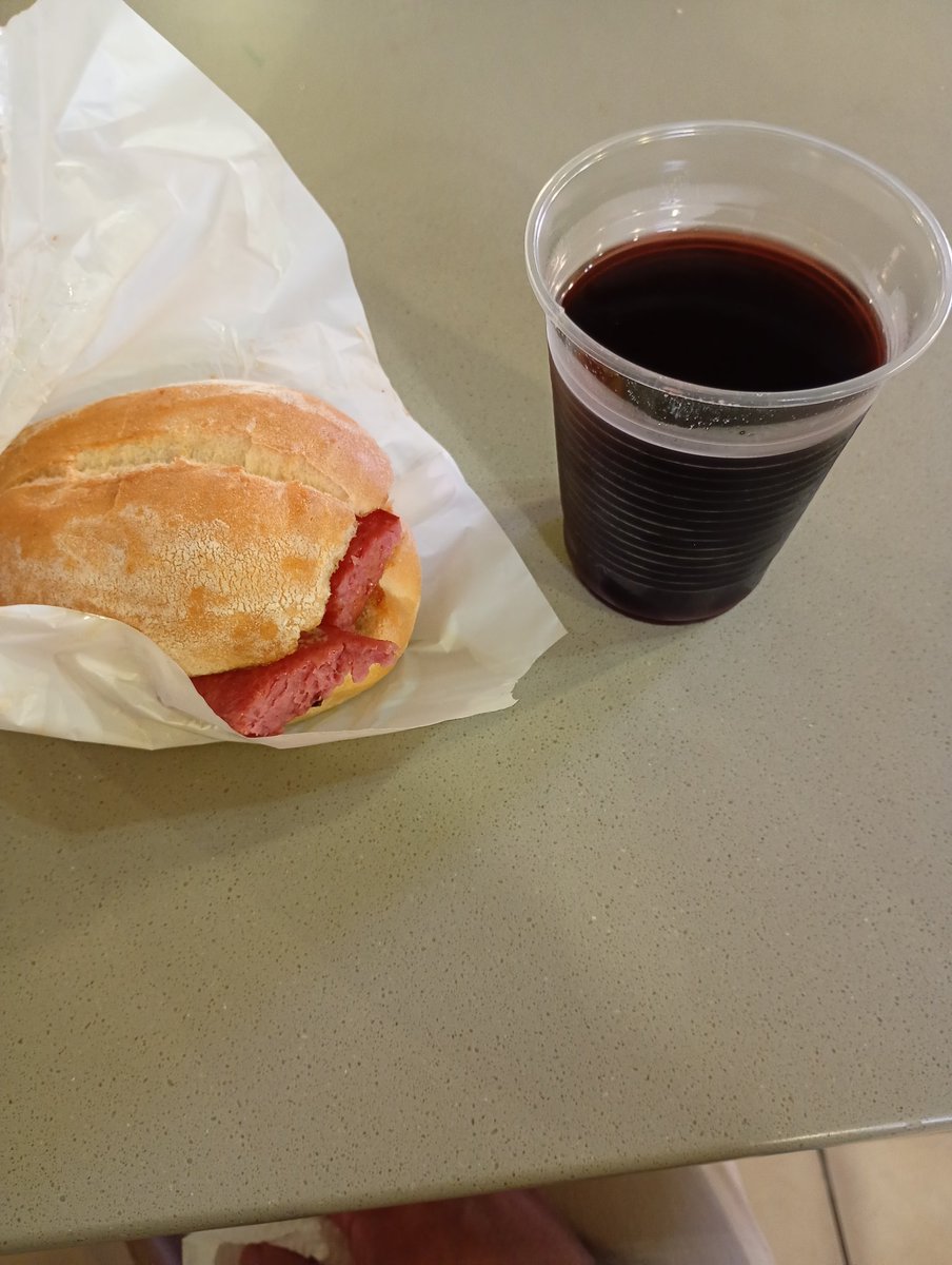 Tomo_prod's tweet photo. Acá comiendo tranquilamente después de haber sobrepensado si debí ir o no, volverme a cerrar con todos y tener incertidumbre sobre mi futuro https://t.co/o9e0jhcL99