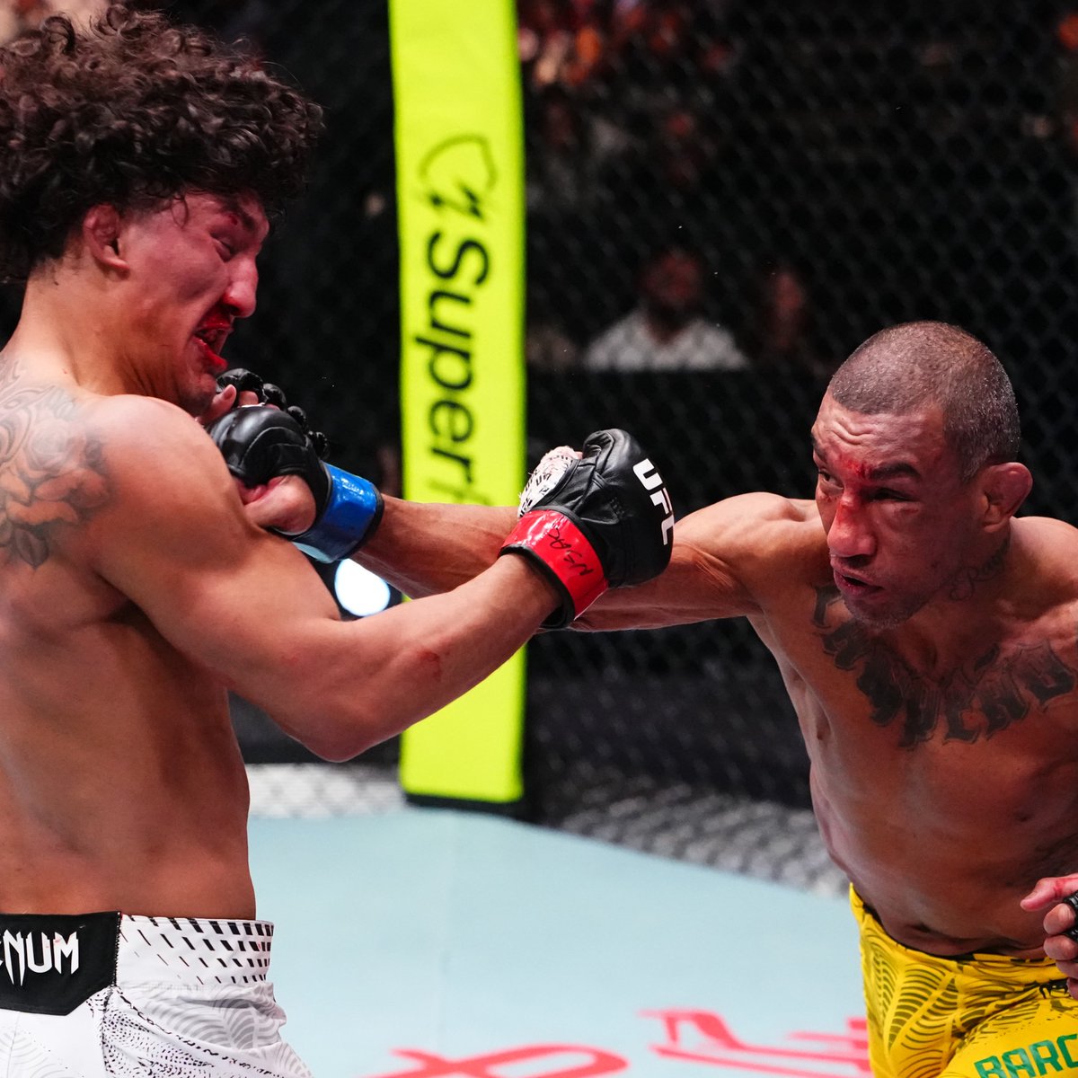 ufc's tweet photo. THIS FIGHT 😮‍💨

@RaulRosasJr8 vs Raoni Barcelos LIVE NOW 

[ #UFCVegas121 | @ParamountPlus ] https://t.co/irjOEQuqAV