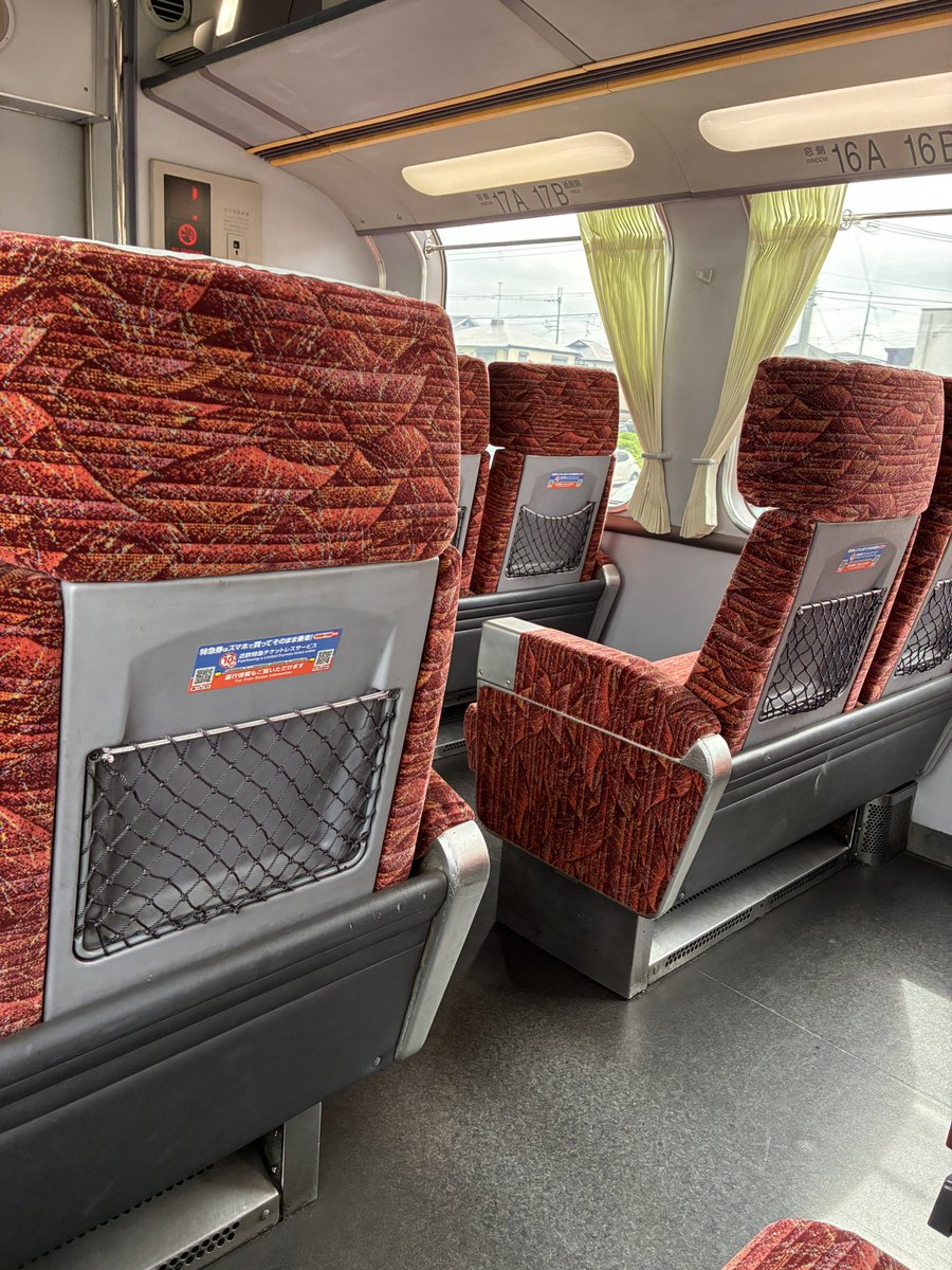 Nazarashi_soft's tweet photo. ビスタカーって車両によって座席色々違うのな
今乗ったのはテーブルがこんなタイプのやつ https://t.co/zAqZ2DUAlU