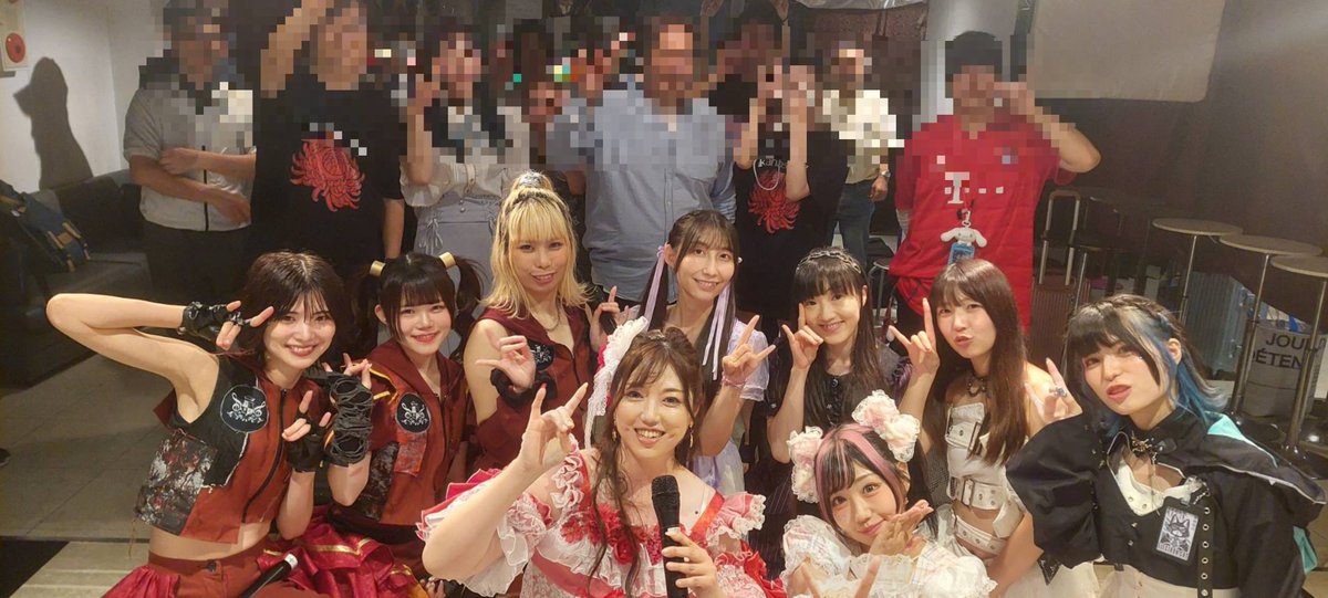 Takanashi_Kiku's tweet photo. 昨日のライブの余韻に浸りつつ。
じっくりポストします。

正直な話
こんな無名なわたしの主催ライブに
あんなに沢山の人が来てくれるなんて思ってもいなくって…本当に感無量でした

まだ歌い手としても未熟なうえに
主催者としてもバタバタしちゃってて
本当に色々テンパっちゃったけど
助けられてなんとか無事に終われました…！
ありがとうございます。

また年内に何かしらやりたいと思って
昨日の反省点を活かして
次に繋げたいと思います。
だからまだまだ小鳥遊菊の成長とこれからのステップアップ楽しみにしていてください！

ありがとうございました！