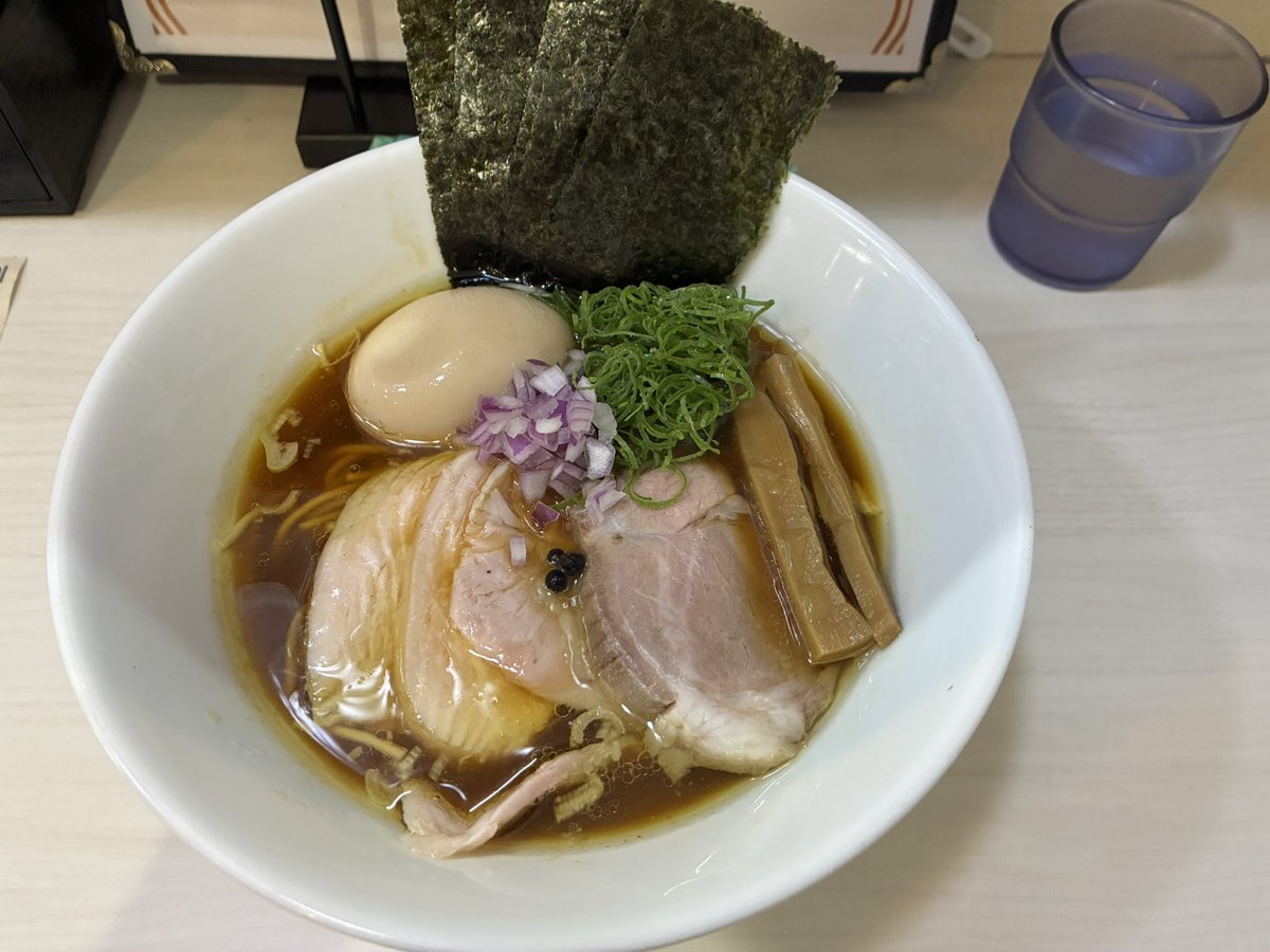texasbranco's tweet photo. ソープ街をかけ���けて 麺や魁星(さきがけぼし)さんに来ました☝️特製醤油らーめん😋燻製味玉うまかった https://t.co/cYyTfpW5U6