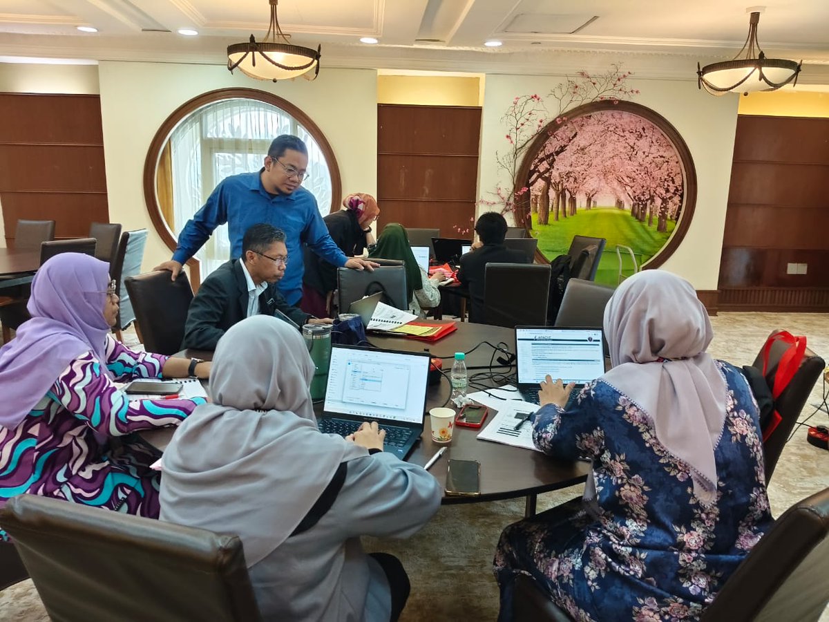 bheuu_jpm's tweet photo. BHEUU INOVASI DIGITAL: TRANSFORMASI PEMBANGUNAN SISTEM DENGAN TEKNOLOGI AI

Pautan fb: https://t.co/ZJP1m8V957

#bheuu
#jabatanperdanamenteri
#malaysiamadani
#inovasidigital https://t.co/PvbIX6Pgny