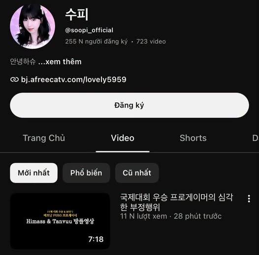 memetdgdvrnn's tweet photo. Himass thật sự uy tín khi nhường SOOPI đường lui, thế nhưng SOOPI vẫn không buông tha. Thực tế, BTC không cấm đá stream nên Himass và TanVuu chơi đúng luật. SOOPI cũng làm tương tự nhưng vẫn lọt Top 6, bị phe đối lập chỉ trích là tiêu chuẩn kép. https://t.co/YknOb0MMQu