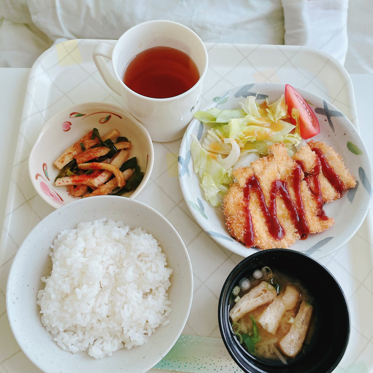 amakkosakura's tweet photo. 昼ごはん、晩ごはんは美味しくボリュームもたっぷりあったので、入院期間は病院食だけで耐えられた。全然痩せなかった。

昼ごはん https://t.co/Bz4zPuak7s