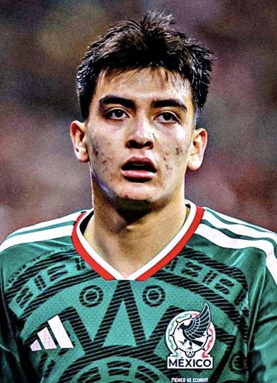 AllFutbolMX's tweet photo. 🚨🤯 OFFICIAL: GILBERTO MORA BECOMES THE YOUNGEST EVER PLAYER TO SCORE FOR MEXICO AT JUST 17 YEARS OLD. 

WITNESSING HISTORY. ❤️🔥👏🏼 https://t.co/2dPYangVNN