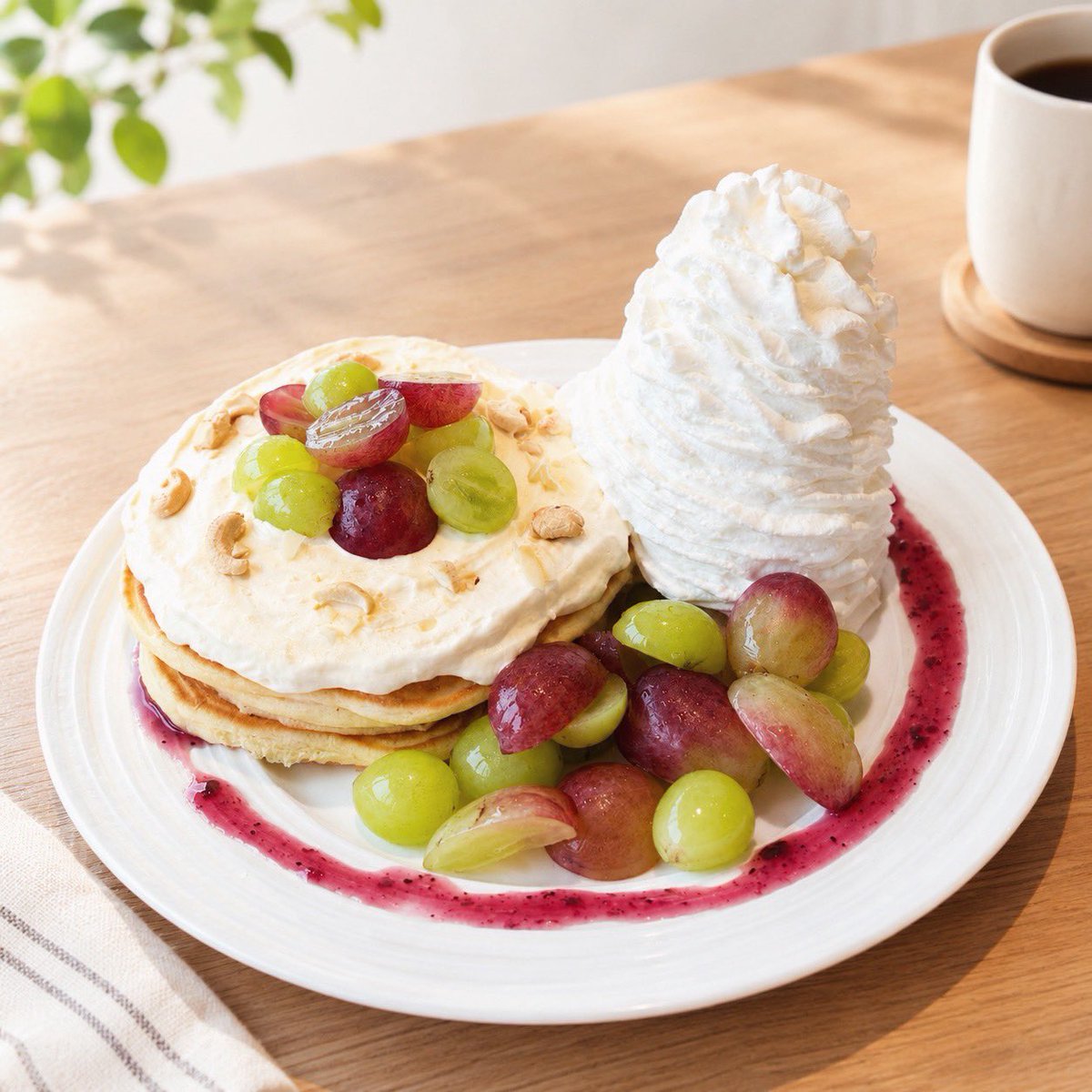itigonosatocafe's tweet photo. シャインマスカットとバイオレットキングを贅沢に使用した季節限定のパンケーキ🥞🍇

爽やかなレモンクリームに甘酸っぱいブルーベリーソースを合わせました🫐🍋

みずみずしいぶどうとふわふわパンケーキの組み合わせをぜひお楽しみください💕

 #いちごの里カフェ日光店  #日光観光 https://t.co/SBahMfFVXD