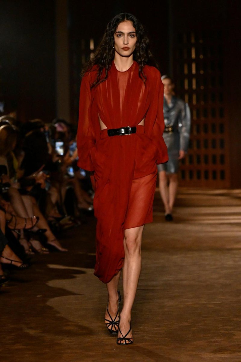 wwd_jp's tweet photo. 【ルック】「フェラガモ」2027年春夏コレクション
https://t.co/YYRqPAbWGc https://t.co/rqgPLyKPL6