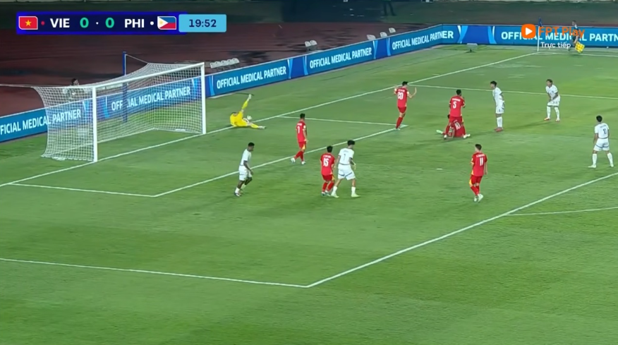 Some_Indo_News's tweet photo. Fans Vietnam mengatakan :
Pihak Indonesia yang tidak profesional.

"Entah berapa biaya yang dikeluarkan FPT atau dari siapa mereka membeli hak siar FIFA ASEAN Cup, tapi kualitas siarannya jauh di bawah standar yang layak bagi turnamen FIFA. Posisi kamera terlalu dekat, gambarnya buram, dan logo penyiar Indonesia terus-menerus muncul di layar. Tampilan skornya juga terlalu besar. Rasanya seperti kita menonton tayangan hasil *crop* (pemotongan gambar) dari sumber sekunder. Semoga saja bukan begitu, dan ini murni karena pihak Indonesia yang tidak profesional."

Gimana Menurut kalian guys.. 🤔