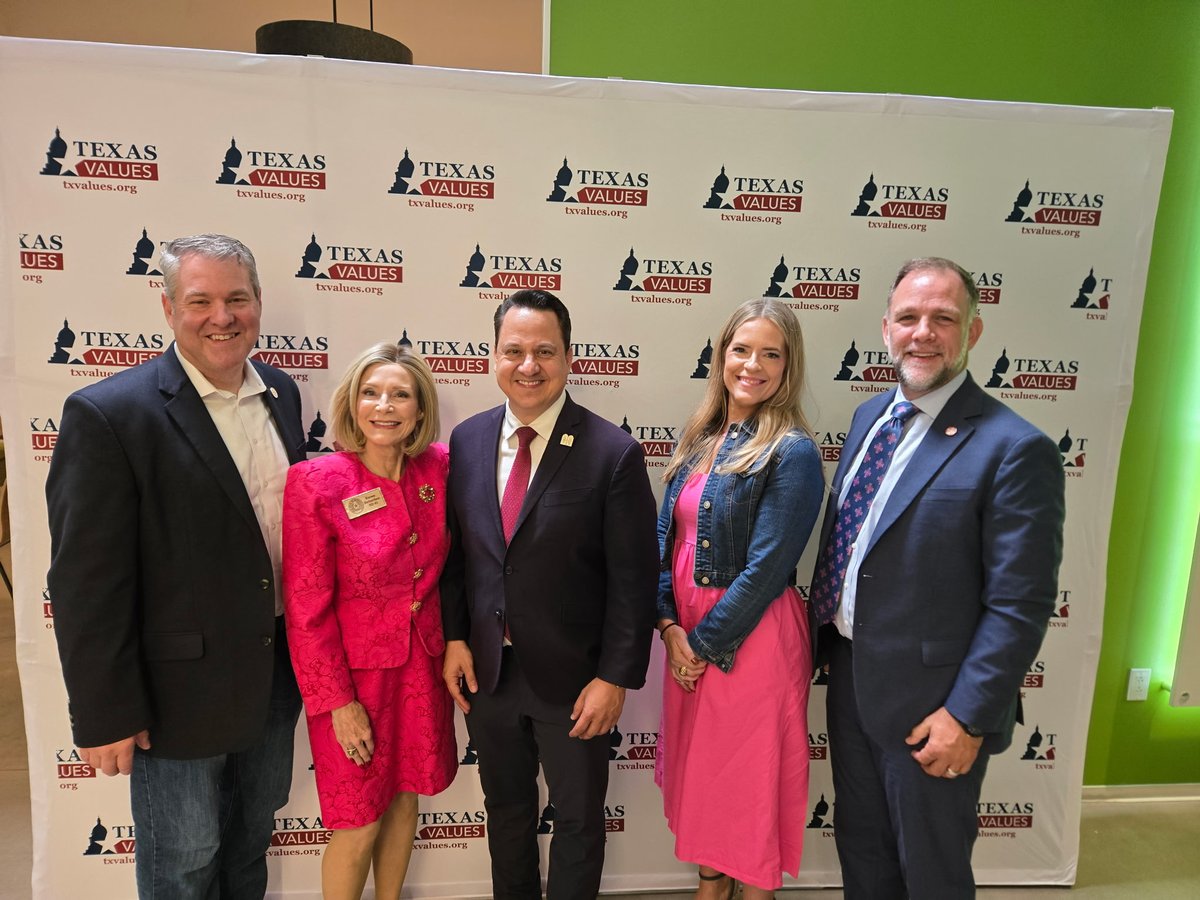 AndyHopperTX's tweet photo. Our team had a great time at the @txvalues Faith Fest in Austin today! Glad to have the opportunity to talk about Islamification along with @brentmoney and @KeresaForTexas.

Truly appreciate this organization and proud to stand with them in the fight to preserve Texas culture. https://t.co/xjykWEsViy