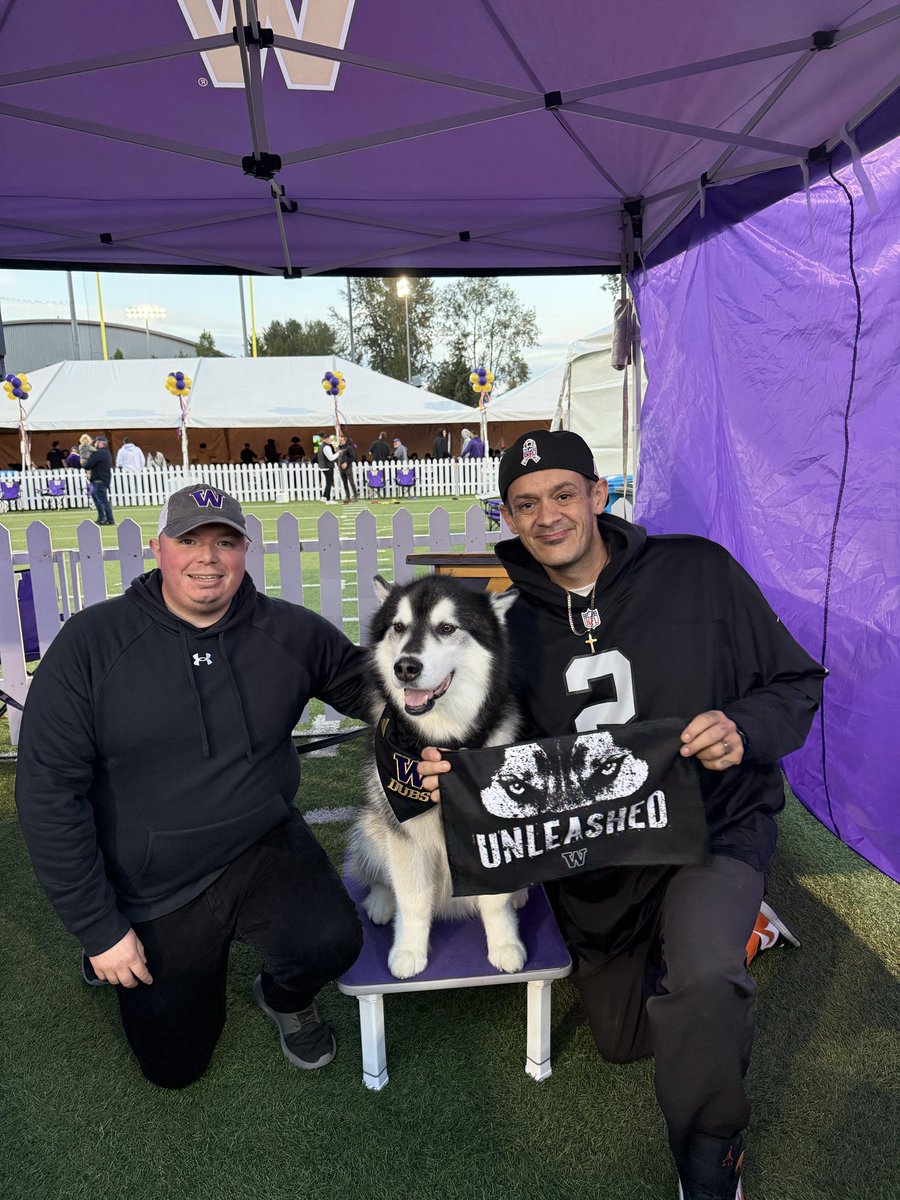 VanCityRaider89's tweet photo. LETS GO DOGS 🐶 #UDub #GoHuskies #MontLake https://t.co/ZRoxQAATc3
