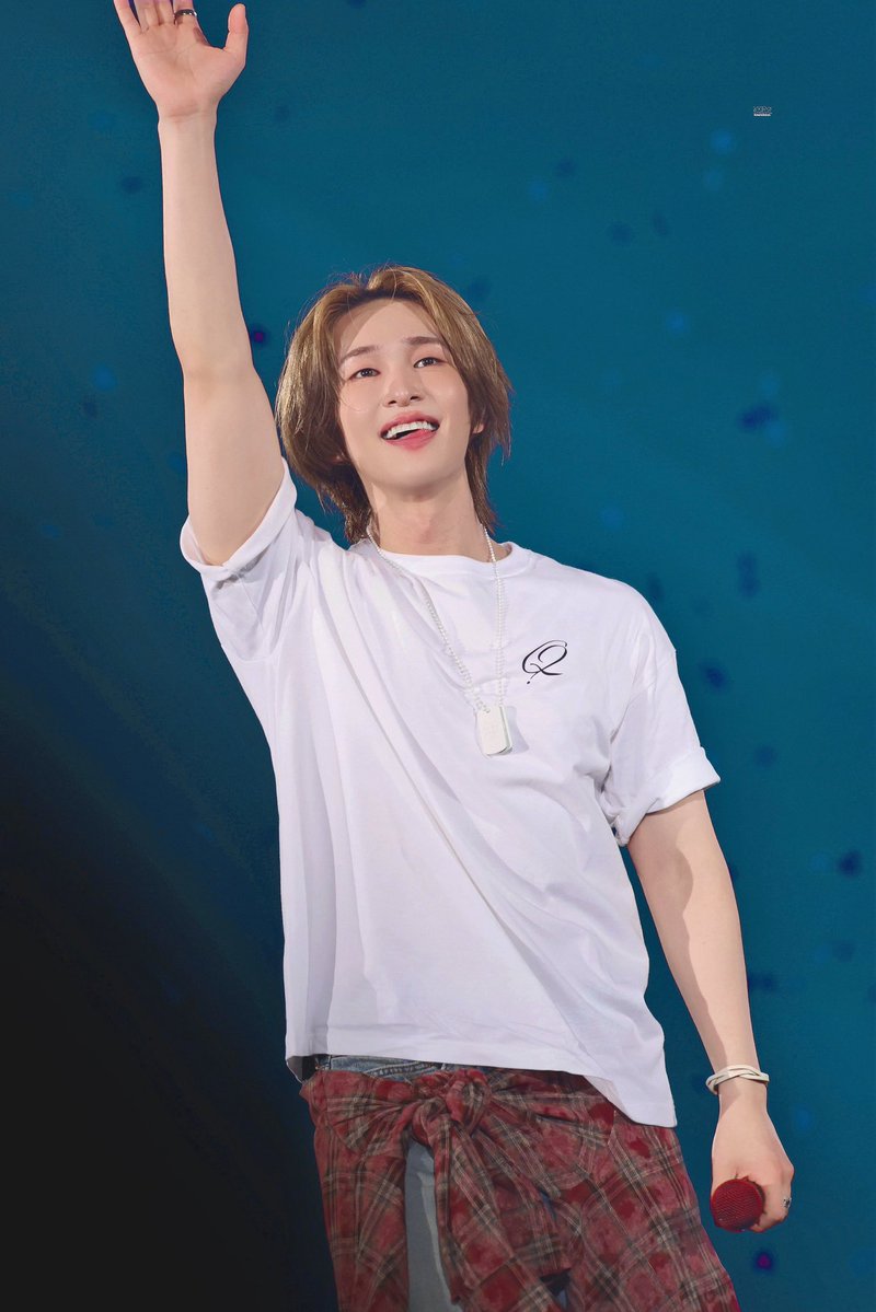 ararechanab's tweet photo. SHINeeがシャヲル以外の場所で歌うと必ず賞賛の嵐でめっちゃ嬉しいんだけど。
シャヲル以外を歌声で一瞬で引き込むってすごくない？歌手の道をあきらめないでくれてありがとう😭
もちろんオニュは歌声だけではなく知れば知るほど沼が深いです😂
日本ツアーも期待したい🥳#ONEW https://t.co/NaDWlc3M7L