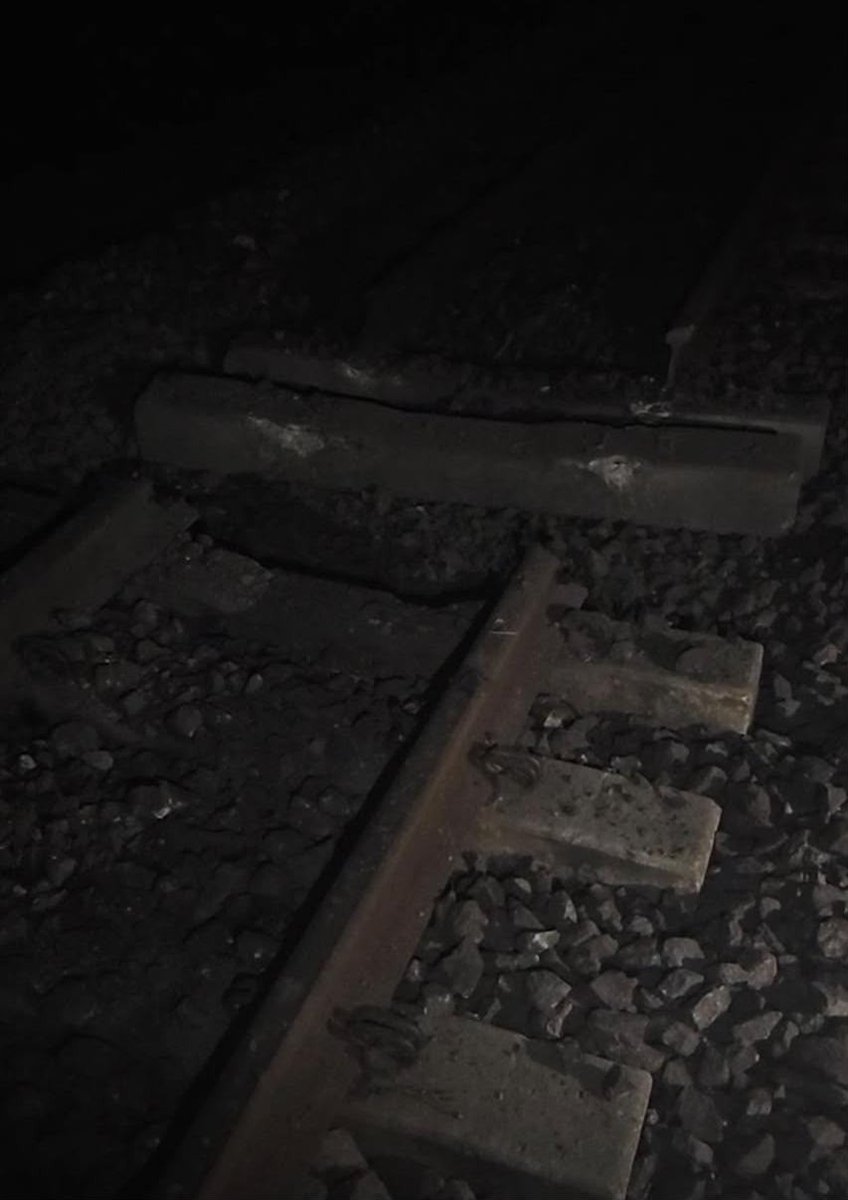 BluRadioCo's tweet photo. Atacan con explosivos la carrilera por donde pasan los trenes de la Drummond, a la altura de Fundación, en el departamento de Magdalena. La Gobernación activó el Puesto de Mando Unificado para monitorear la situación, que según el reporte preliminar no deja heridos, solo daños materiales. Las autoridades hacen un llamado a la comunidad a mantener la calma ante estos hechos.