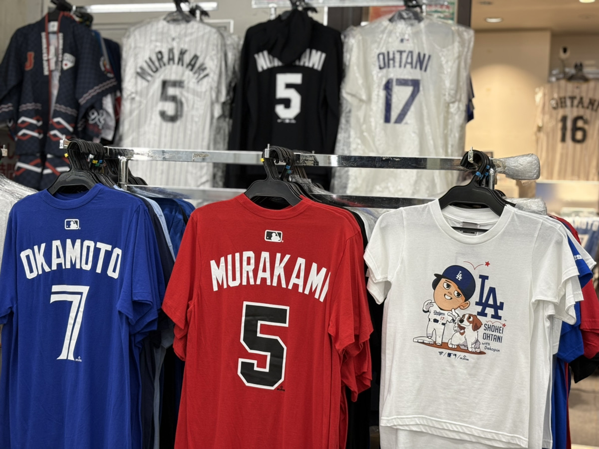 selection_mlb55's tweet photo. \\\JR水道橋駅西口店オープンしました///

東京ドームでは巨人ヤクルトのナイター！試合前のみの営業です✊

ホワイトソックス #村上宗隆 選手・ブルージェイズ #岡本和真 選手をはじめ、MLBグッズ・プロ野球グッズをそろえてお待ちしております🙌

#giants #swallows #WhiteSox #BlueJays50 https://t.co/CZBM6yhECS