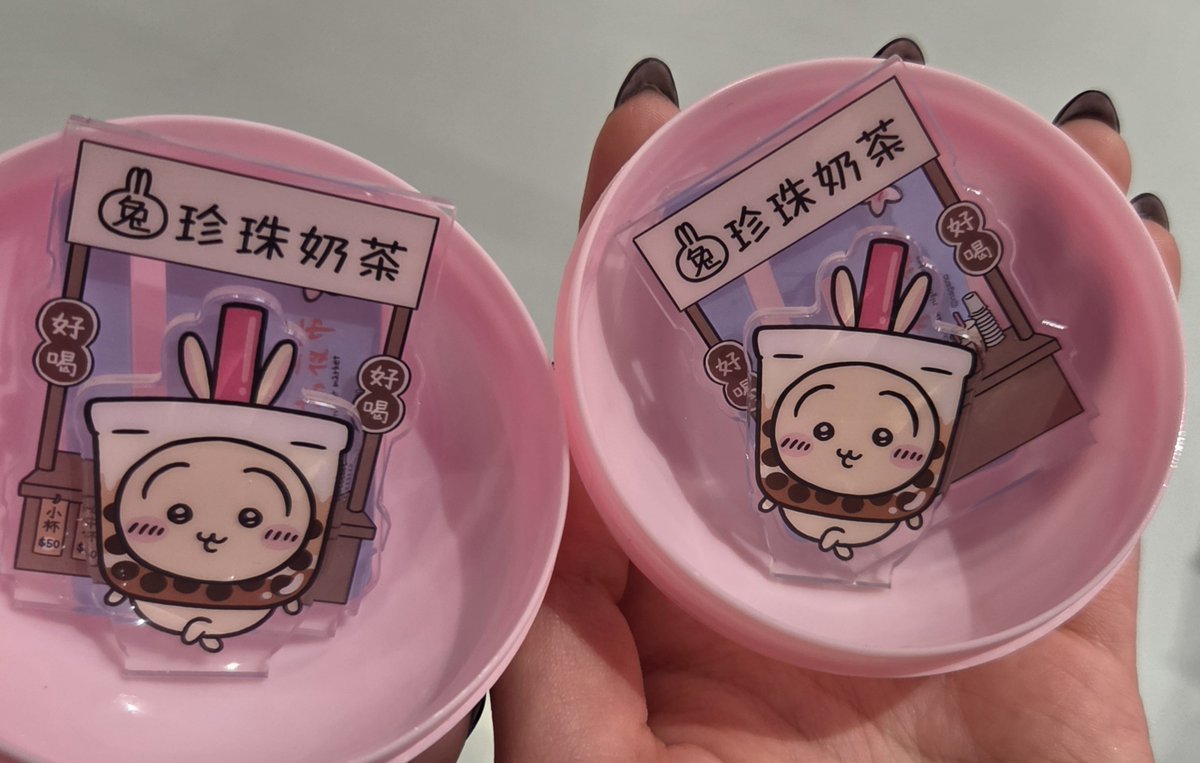 BlueJ_05's tweet photo. 昨日のランダムたち…🇹🇼
2人ともまさかの自引き♡🐰🐰
かわいい！！
入場者特典、うさぎ欲しかったなぁ
自販機もランダムなの聞いてないw
娘の推しの音駒出ず(；；)
(13回めで杉下引いたｵﾓｲﾃﾞ…🇸🇬)

てか、Japanese Ramune Sparkling Water Lemon Warabi Mochi Flavour...って長っ！何味www https://t.co/GWa2yHFQJt