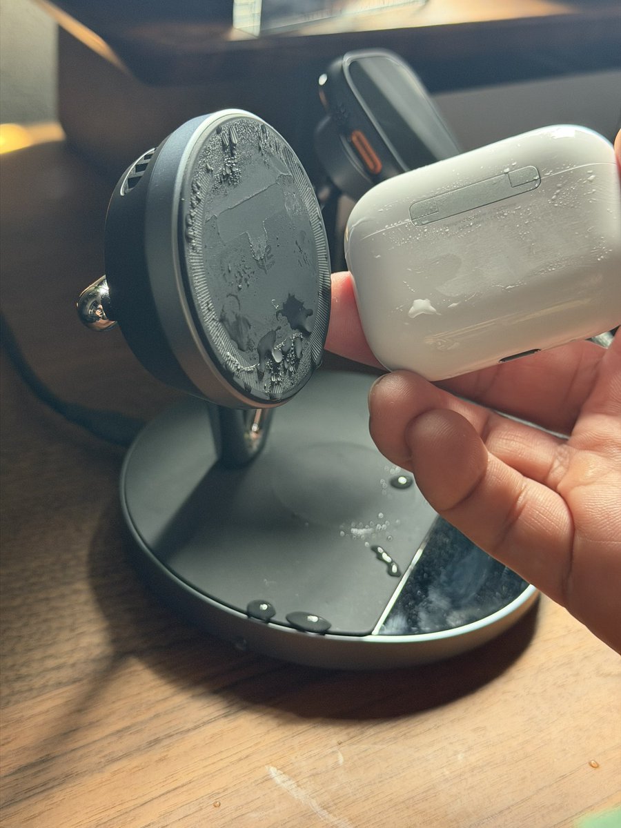 fatherlog's tweet photo. えマジかよおい。

冷却ファン付きのQi2.2パッドでAirPods Proを一晩冷却ワイヤレス充電したらまさかの結露祭りで滅。

こんなことあるんすか？ https://t.co/7WUDMSNe3A