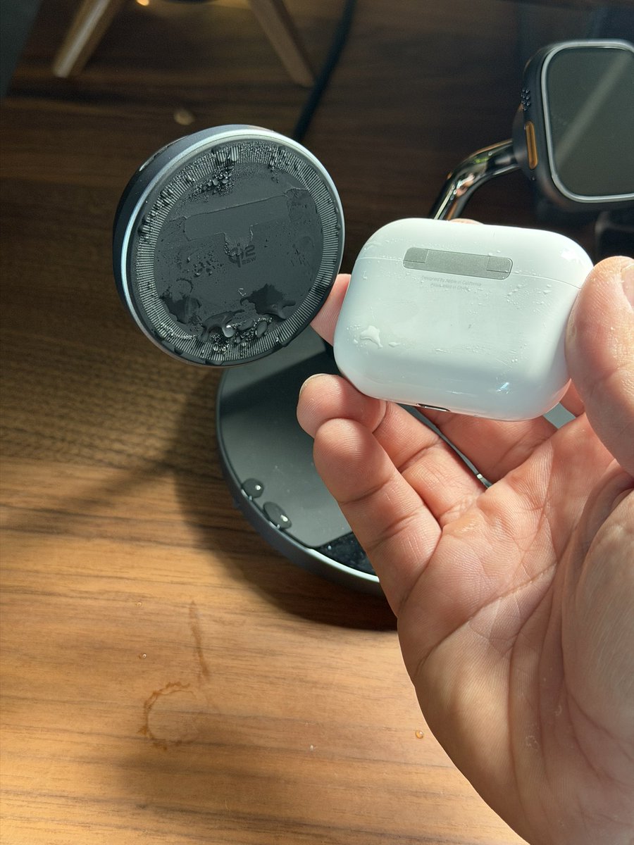 fatherlog's tweet photo. えマジかよおい。

冷却ファン付きのQi2.2パッドでAirPods Proを一晩冷却ワイヤレス充電したらまさかの結露祭りで滅。

こんなことあるんすか？ https://t.co/7WUDMSNe3A