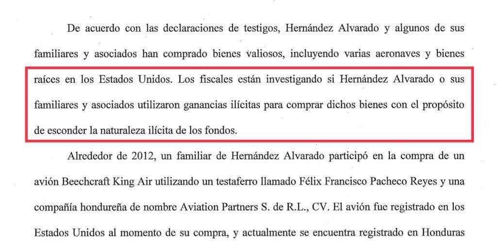 HondurasEspacio's tweet photo. AVIÓN UTILIZADO PARA “BOMBARDEAR” NUBES FUE USADO PARA EL TRÁFICO DE DROGAS POR JOH, SEGÚN EL DEPARTAMENTO DE JUSTICIA DE ESTADOS UNIDOS

Avión que alquila el Gobierno para “bombardear” las nubes fue presentado como evidencia de tráfico de drogas por sus vínculos con la familia Hernández Alvarado.

La aeronave Beechcraft King Air, matrícula HR-AXL, aparece en documentos del Departamento de Justicia de Estados Unidos relacionados con la investigación contra los Hernández Alvarado. Según esos documentos, un familiar participó en su compra mediante un testaferro y los fiscales investigaban si miembros de la familia y asociados habían utilizado ganancias ilícitas para adquirir aeronaves y otros bienes. 

El mismo documento recoge el testimonio de que funcionarios hondureños utilizaban fondos públicos para alquilar estas aeronaves para asuntos oficiales durante el gobierno de JOH y que parte de esos recursos terminaba siendo pagada a la familia Hernández Alvarado mediante intermediarios.