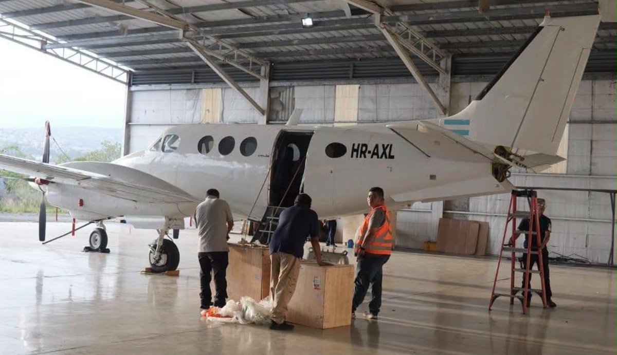 HondurasEspacio's tweet photo. AVIÓN UTILIZADO PARA “BOMBARDEAR” NUBES FUE USADO PARA EL TRÁFICO DE DROGAS POR JOH, SEGÚN EL DEPARTAMENTO DE JUSTICIA DE ESTADOS UNIDOS

Avión que alquila el Gobierno para “bombardear” las nubes fue presentado como evidencia de tráfico de drogas por sus vínculos con la familia Hernández Alvarado.

La aeronave Beechcraft King Air, matrícula HR-AXL, aparece en documentos del Departamento de Justicia de Estados Unidos relacionados con la investigación contra los Hernández Alvarado. Según esos documentos, un familiar participó en su compra mediante un testaferro y los fiscales investigaban si miembros de la familia y asociados habían utilizado ganancias ilícitas para adquirir aeronaves y otros bienes. 

El mismo documento recoge el testimonio de que funcionarios hondureños utilizaban fondos públicos para alquilar estas aeronaves para asuntos oficiales durante el gobierno de JOH y que parte de esos recursos terminaba siendo pagada a la familia Hernández Alvarado mediante intermediarios.