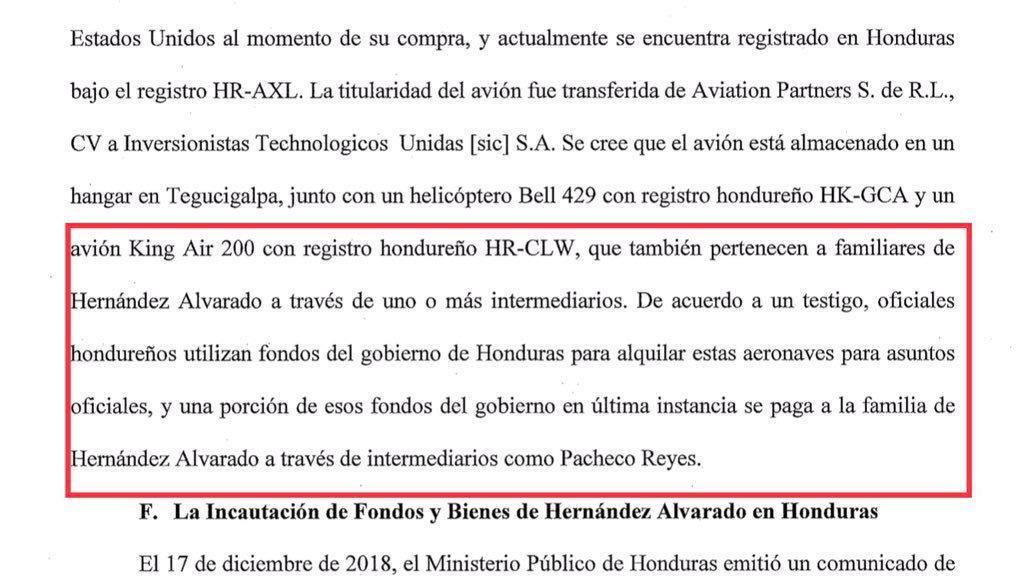 HondurasEspacio's tweet photo. AVIÓN UTILIZADO PARA “BOMBARDEAR” NUBES FUE USADO PARA EL TRÁFICO DE DROGAS POR JOH, SEGÚN EL DEPARTAMENTO DE JUSTICIA DE ESTADOS UNIDOS

Avión que alquila el Gobierno para “bombardear” las nubes fue presentado como evidencia de tráfico de drogas por sus vínculos con la familia Hernández Alvarado.

La aeronave Beechcraft King Air, matrícula HR-AXL, aparece en documentos del Departamento de Justicia de Estados Unidos relacionados con la investigación contra los Hernández Alvarado. Según esos documentos, un familiar participó en su compra mediante un testaferro y los fiscales investigaban si miembros de la familia y asociados habían utilizado ganancias ilícitas para adquirir aeronaves y otros bienes. 

El mismo documento recoge el testimonio de que funcionarios hondureños utilizaban fondos públicos para alquilar estas aeronaves para asuntos oficiales durante el gobierno de JOH y que parte de esos recursos terminaba siendo pagada a la familia Hernández Alvarado mediante intermediarios.