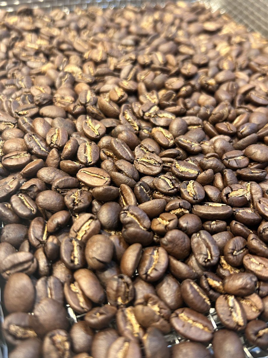 HIGHFIVE_COFFEE's tweet photo. 本日焙煎
Rwanda Gisheke🇷🇼
Indonesia Mandheling🇮🇩
HIGH FIVE BLEND☕
ルワンダの明るく軽やかな酸味に柔らかな甘みをどうぞお楽しみください✨

朝から雨も降り続き、傘が手放せない１日になりそうです
今日も素敵な１日をお過ごしください🍀😊
HIGH FIVE COFFEE ↓
https://t.co/rSpTmiHlwW https://t.co/qB7tNbo02y