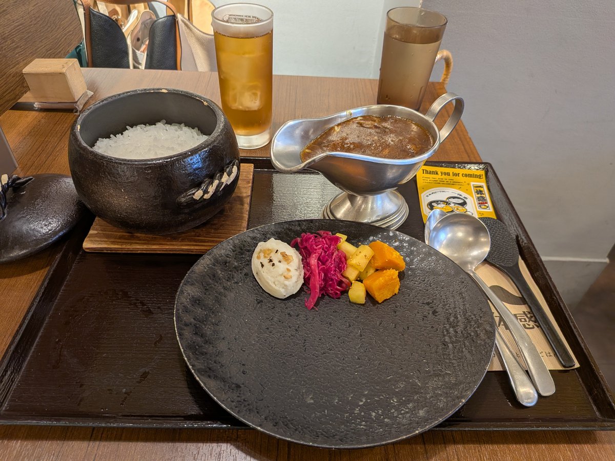 pinyo1206's tweet photo. 東銀座　一体感

食べ終わった。
10時15分に着いて40分待って入店。
入店後すぐ出てきた。
ロリィタで行ったから紙エプロン胸の分と膝の分2枚くれた♥
お気遣い感謝。
味は最高。
チーズトッピングしたらとろとろ。
付け合せのにんじんとマッシュポテト美味しかった。
ゴロゴロビーフもほろほろで美味 https://t.co/fmlfaJa86o