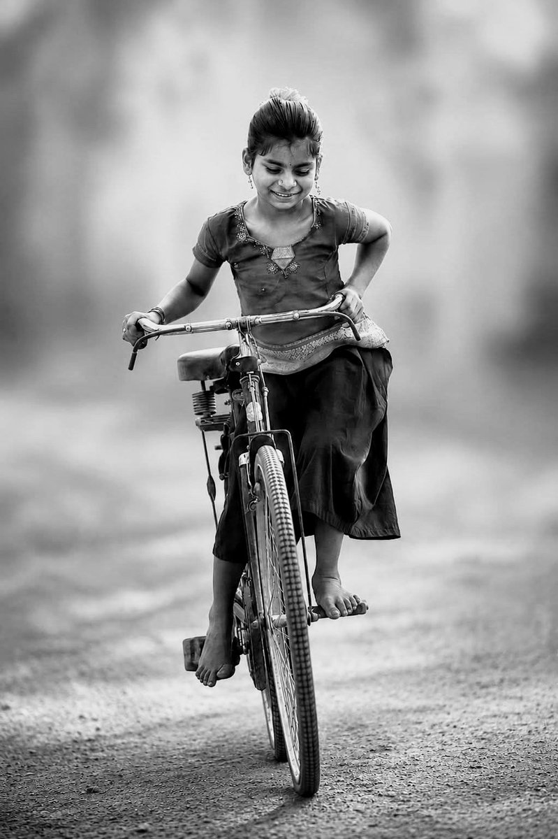 m77481070's tweet photo. "Matar o sonho é matarmo-nos. É mutilar a nossa alma. O sonho é o que temos de realmente nosso, de impenetravelmente e inexpugnavelmente nosso." 

Fernando Pessoa https://t.co/mxnG8frdU5