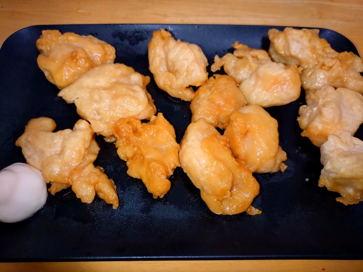 WKmcvCieSEoBY1q's tweet photo. おはようございます☀

最近晩酌で楽しんでいるのは
定番の業務スーパー😆

唐揚げ（1kg 648円＋税）
ポテトサラダ（1kg 388円＋税）

どちらも今月限定の価格かも？🤔

唐揚げはレンチン🆗
お弁当にも入れてみました🍱
卵焼きと唐揚げは
最強の組み合わせですね😋👍

これからもポストやリプは
マイペースとなりますが
よろしくお願いします😊

#おうちごはん
#おうち居酒屋