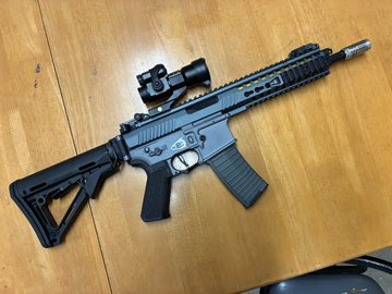 lunaPabz's tweet photo. VFC グラディウスの中古が入荷
KACのPDWをベースにM4系の固定ストックを付けた電動ガンです
内部カスタム済み
11.1vでの使用も可
ハンドガード一帯のアッパーは剛性も非常に高く、メタルなのに軽量
もはや新品では手に入れれない貴重品
ガンケース付きです https://t.co/KRR2pw72L4