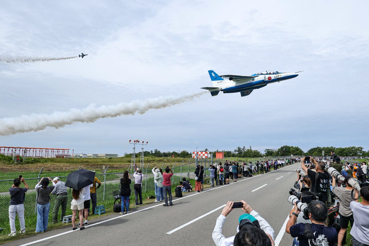 Hamamatsu_ABA's tweet photo. みんな一緒に見上げる
ローアングルキューバンテイクオフ☺
#小松基地航空祭
#ブルーインパルス https://t.co/Kl2SRlt8XR