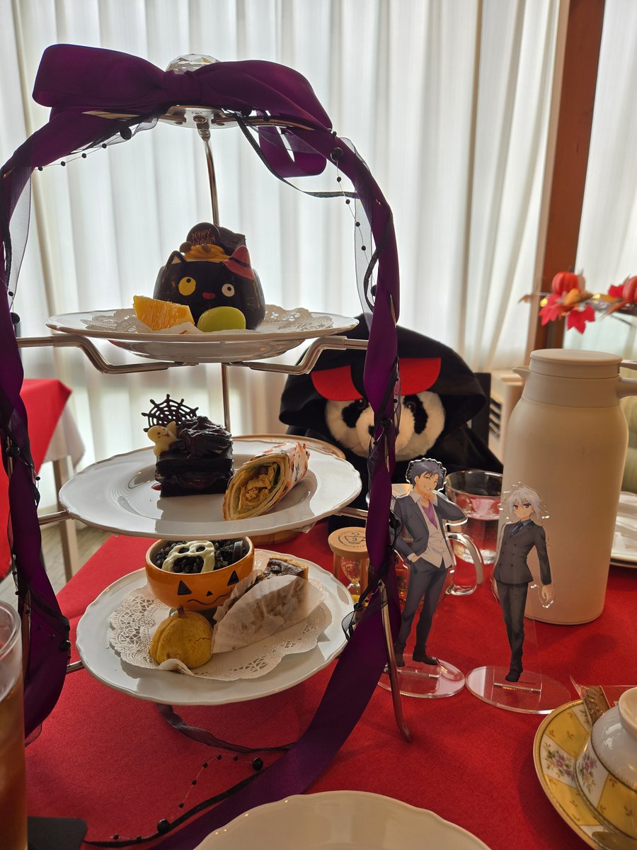 32_gothic's tweet photo. 一足早くハロウィンアフタヌーンティーをいただきます✨😌✨
今回はしかも焼きたてスコーンつき！
嬉しい～😭
来られてよかった～！
旦那、息子氏見ててくれてありがとう！ https://t.co/8ZpD6lgTP4