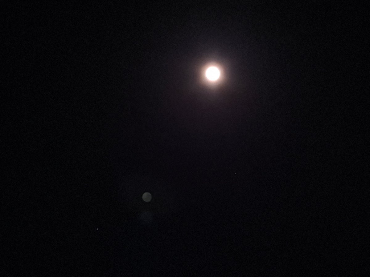 Sk_iunn's tweet photo. 昨晚的滿月與土星

Chăng àm-sî goe̍h-îⁿ kap Thó͘-chheⁿ.

#満月

2026/9/26 https://t.co/W96I3TAvwM