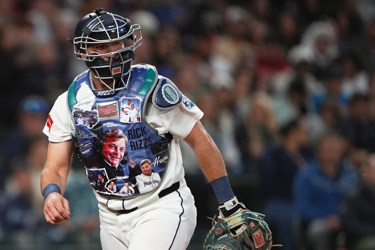 lindseywasson's tweet photo. Seattle #Mariners catcher Cal Raleigh wears a custom chest protector featuring Mariners radio play-by-play announcer Rick Rizzs during a baseball game against the Los Angeles Angels, Saturday, Sept. 26, 2026, in Seattle. (AP Photo/Lindsey Wasson) https://t.co/olPG6wXQxx