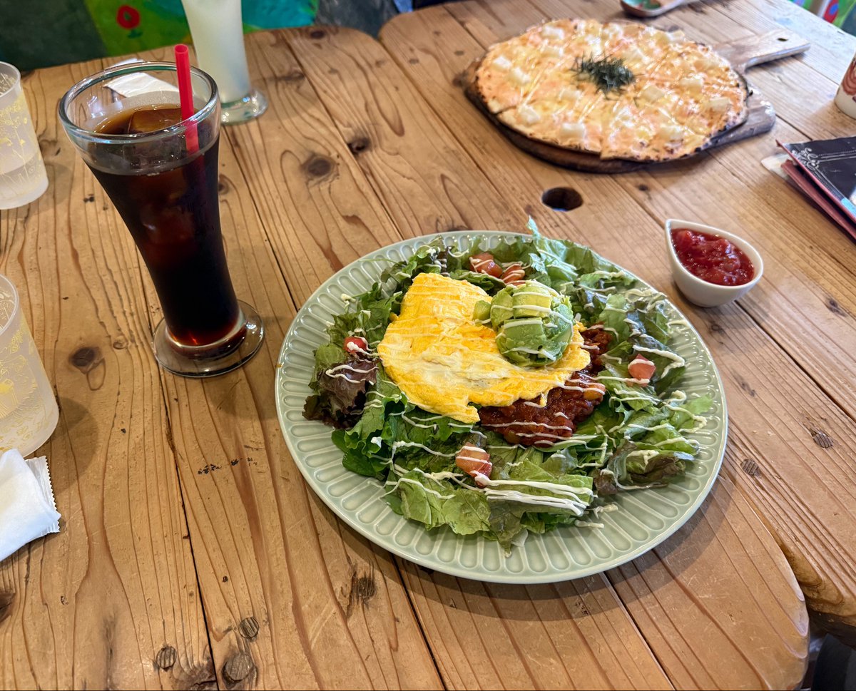 morimotoshoji's tweet photo. 「親が変わり者すぎてなかなかしんどい家庭環境だった」という依頼者。今の生活にもその生い立ちが影を落としているが、「虐待されてた」などと端的に言うことには違和感があり、かといって正確に伝えるのは難しいそう。自分の話を聞いてもらえる場でも、相手が理解しやすそうな話に加工して伝えてしまい、のちのち苦しくなって自分から離れてしまうらしい。理解や共感を得ることは期待してないが、まとまらないながらも取り繕わず誰かに話してみたくなり、後腐れのないレンタルなんもしない人を利用するに至ったとのこと。いろんなしんどさの中でも「名前のないしんどさ」って二重にしんどいんだなと思った。