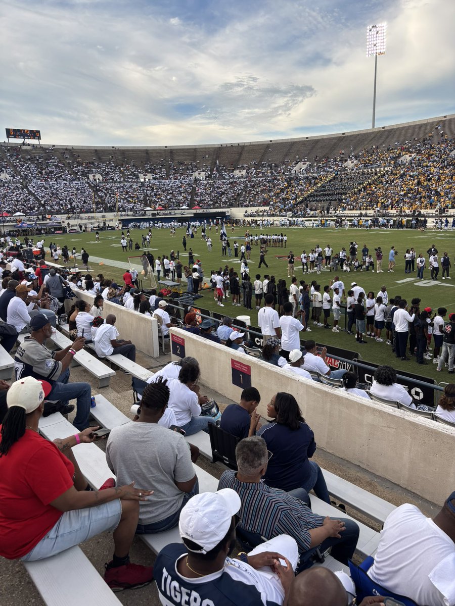 KingstonButler8's tweet photo. Had a great time watching Jackson State University take on Southern University this Saturday! Thank you to  @Coach_JNance for the invite!

@TheDWarriors @coachburney40 @CoachLambert4 @AL6AFootball @cert_dbj @SHANKK50 @TDARecruiting @AL_Recruiting https://t.co/cRGaE4sJkD