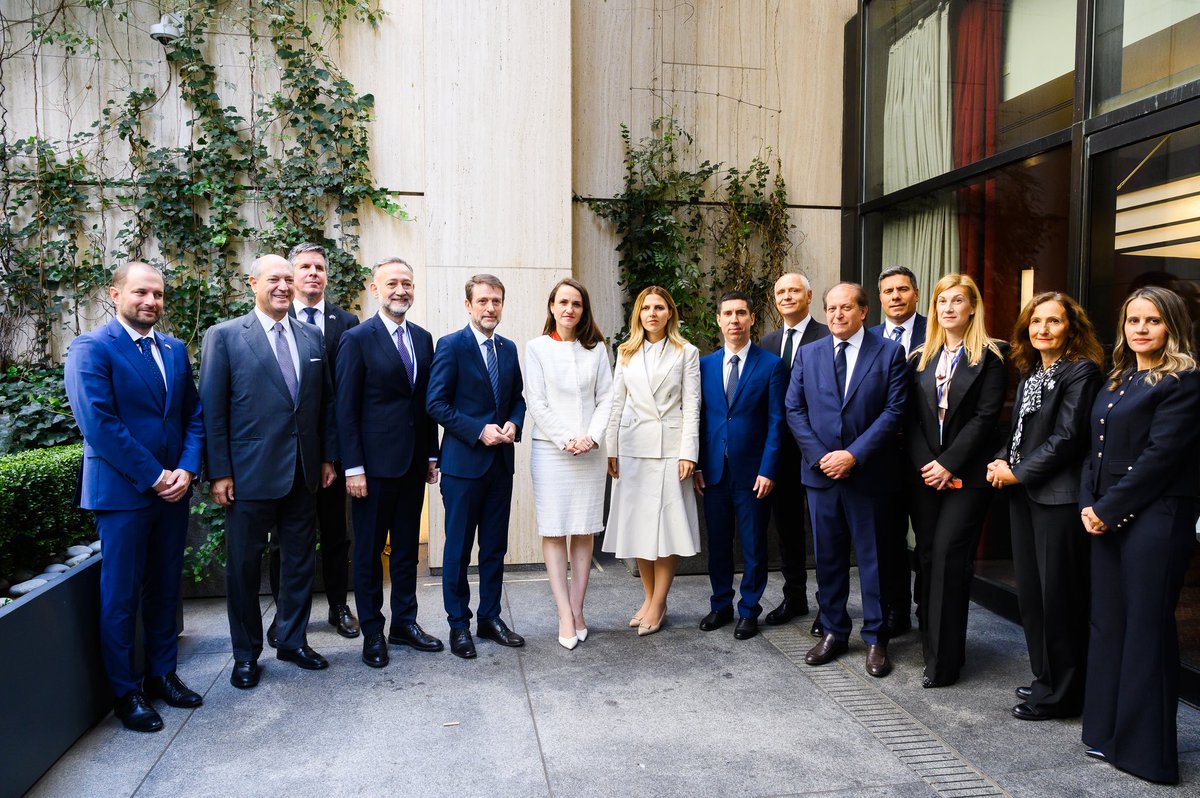 oana_toiu's tweet photo. Am găzduit și prezidat la New York o întâlnire cu miniștri de externe și lideri din Europa Centrală și de Sud-Est care fac parte din cele două formate regionale pe care România conduce simultan în acest an.

Dejunul de lucru ministerial regional dedicat Inițiativei Central-Europene (ICE) și Procesului de Cooperare în Europa de Sud-Est (SEECP) s-a desfășurat în marja Săptămânii la Nivel Înalt a celei de-a 81-a sesiuni a Adunării Generale a ONU, și a confirmat rolul asumat de România de avansare la nivel global a agendei comune a statelor din regiune. 

Cele 20 de state reunite sub umbrela ICE și SEECP formează o piață cumulată de peste 250 de milioane de locuitori și generează un Produs Intern Brut comun de peste 6.000 de miliarde de euro. 
Este un bloc de putere care nu poate fi ignorat și un partener esențial pentru securitatea euroatlantică într-o perioadă marcată de provocări geopolitice majore.

Am stabilit că diplomația să însemne mai mult decât dialog politic, trebuie să aducă rezultate tangibile. Sub mandatele României, am mutat atenția pe acțiuni clare: 

✅ Combatem direct atacurile hibride și campaniile de manipulare a informațiilor (FIMI), lucrând cot la cot cu experții noștri de la Centrul Euro-Atlantic pentru Reziliență și DNSC. 
✅ Folosim modelul nostru de la frontiera Albița-Leușeni pentru a facilita cooperarea și a susține neclintit parcursul european al statelor candidate. 
✅ Pregătim noua generație de lideri prin cursurile pentru tineri diplomați și programele de comunicare strategică pe care le-am organizat deja la București.

Anul viitor, în iunie 2027, România va organiza acasă, la București, Summit-ul SEECP. Vor veni în România liderii din Ankara, Atena, Belgrad, Chișinău, Ljubljana, Podgorița, Priștina, Sarajevo, Skopje, Sofia, Tirana și Zagreb, împreună cu partenerii noștri din instituțiile Uniunii Europene.