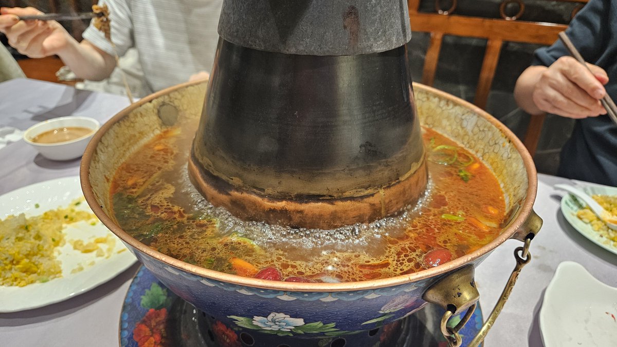 sophie_604's tweet photo. 북경식 화로훠궈, 헌지우이치엔 꼬치랑 굴 석화, 북경식 짜장면을 먹었다 부모님이랑 가면 정신없어서 제대로 사진찍지도 못함 https://t.co/xIOkEKy1DZ