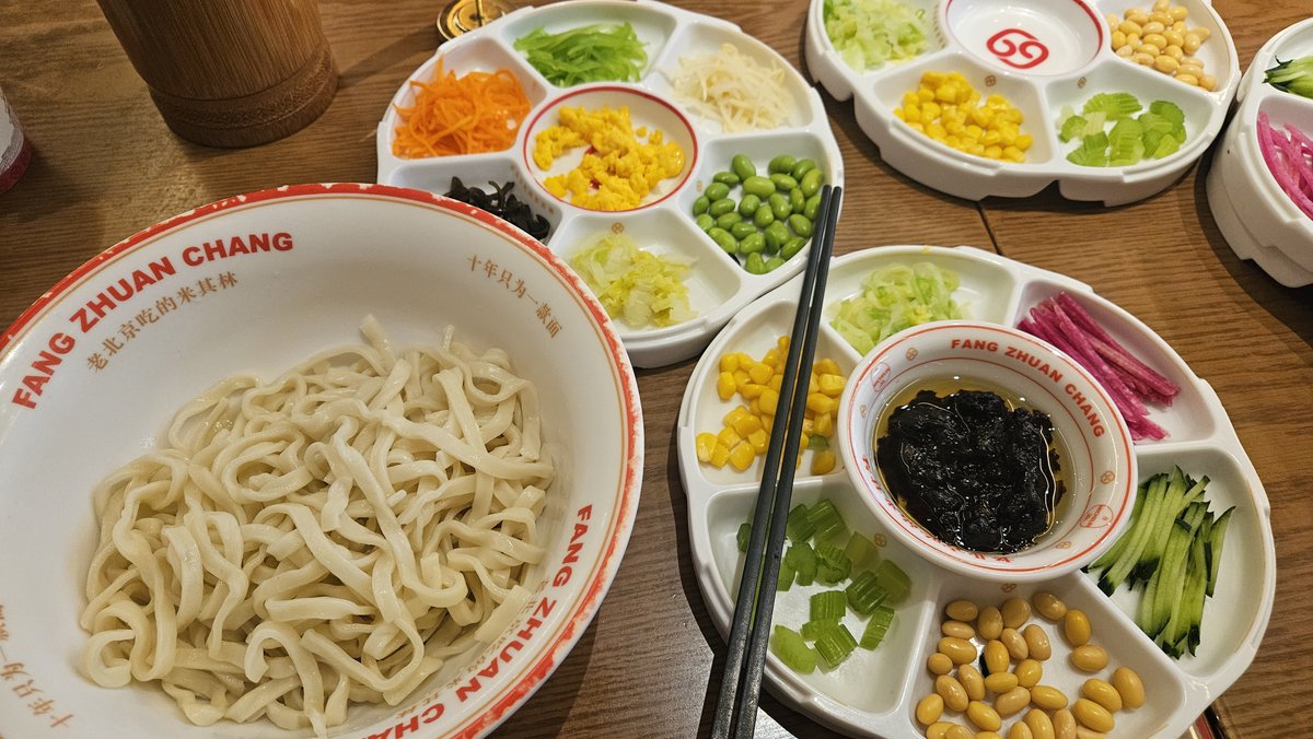 sophie_604's tweet photo. 북경식 화로훠궈, 헌지우이치엔 꼬치랑 굴 석화, 북경식 짜장면을 먹었다 부모님이랑 가면 정신없어서 제대로 사진찍지도 못함 https://t.co/xIOkEKy1DZ