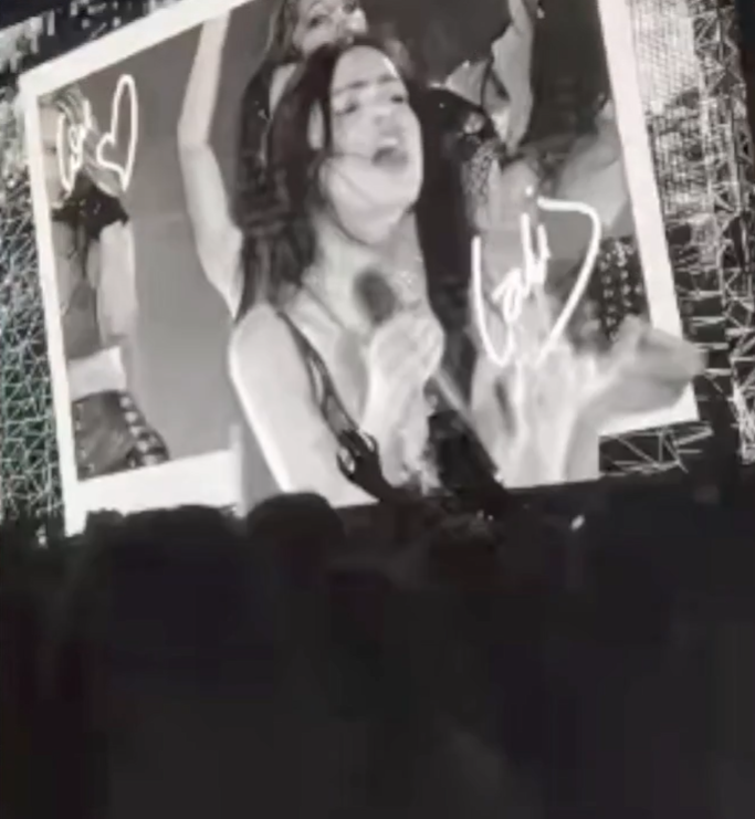 agus_rey's tweet photo. Lali canta FANÁTICO en River, a 2 años de su estreno.

"Si preguntan por mi video AHORA SÍ QUE LO VIO" dice adsjkasjkdsad amo https://t.co/I2wW5fgYbm