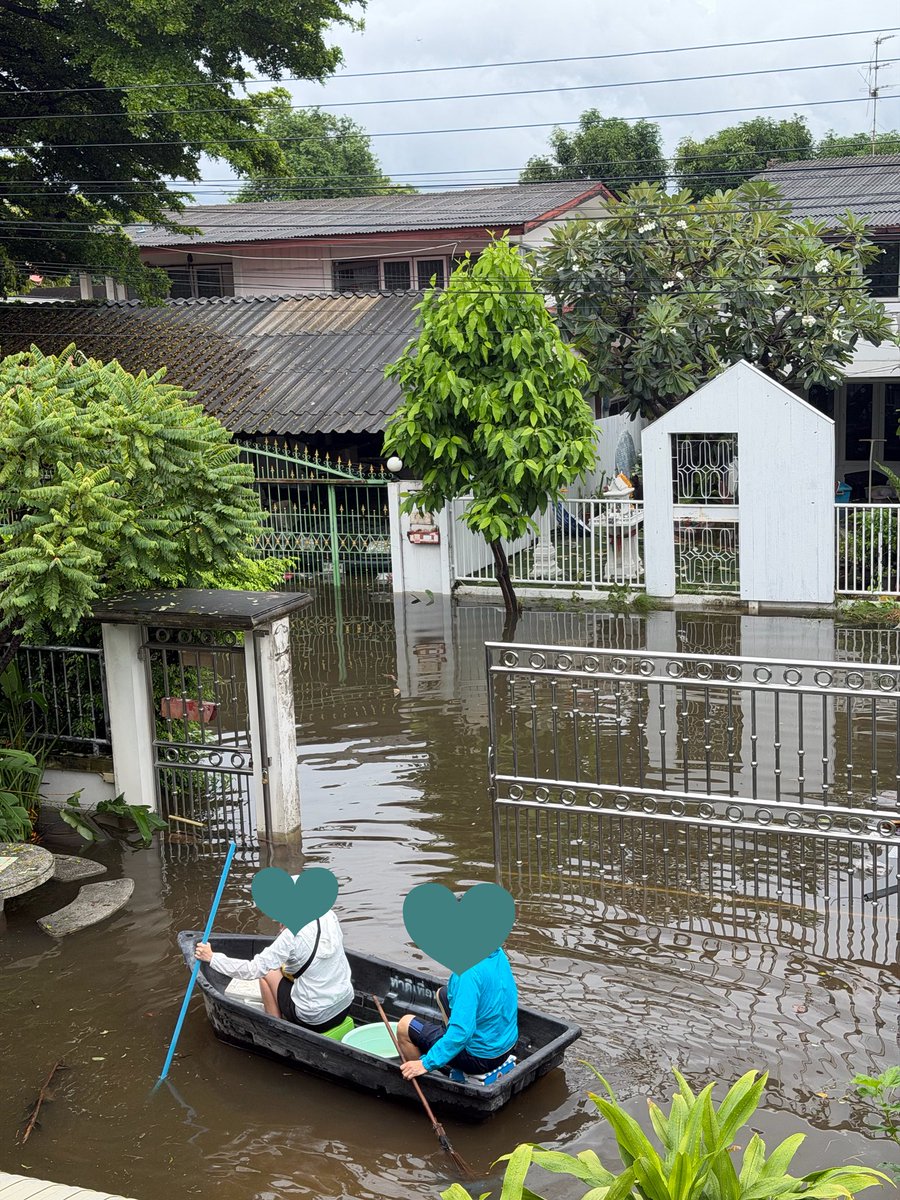 G1512_TH's tweet photo. เพื่อนบ้านมาขอยืมเรือออกไปซื้อของที่เซเว่นกับโลตัสหน้าหมู่บ้าน บอกว่าเดี๊ยวซื้อมาฝากแล้วจะแวะดูสถานการณ์ซอยอื่นด้วย ตอนนี้ทุกคนพึ่งพากันเองสุดๆ🥹 https://t.co/nPtrps7YXG