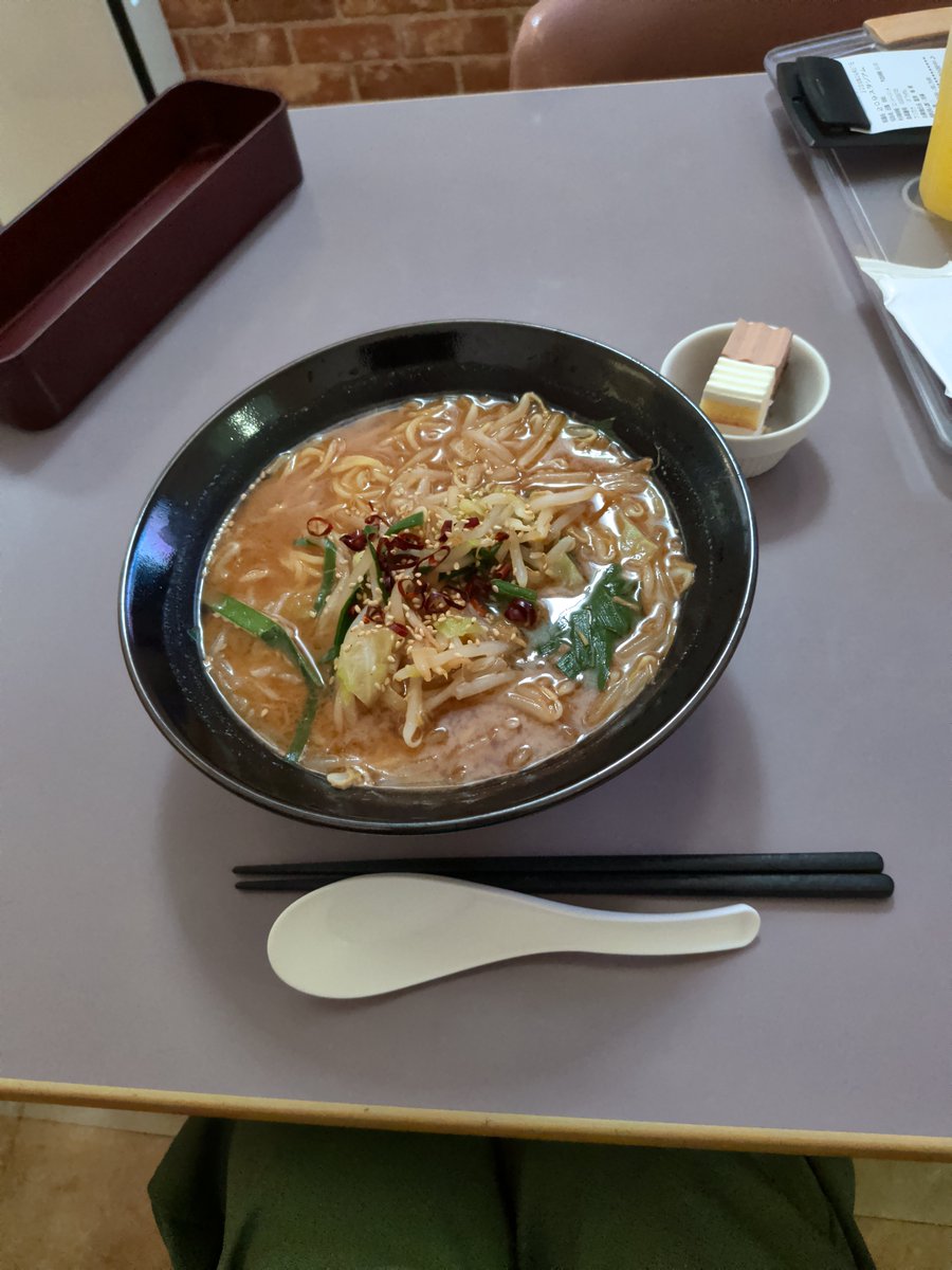 ossa_923's tweet photo. 今日のお昼ご飯🍚
ランチパックメニュー🍚
味噌󠄀やさいラーメンをいただいています🍜
#カラオケ合衆国 https://t.co/pWby1nFXCC