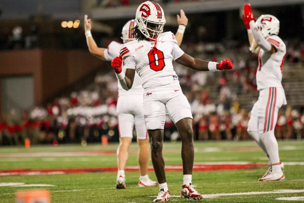 FCRecruits's tweet photo. LETS DISCUSS RECRUITING 

C/o 27, 28, 29 &amp; 30! If You Are Interested In Being Recruited By Western Kentucky University ( @WKUFootball ) COMMENT film, RETWEET &amp; DM us. We Are Sending Over Playmakers For Evaluation.

Coaches &amp; Parents Reach Out!

#TheHomeOfRecruiting🏭 https://t.co/Y02eN38Uwp