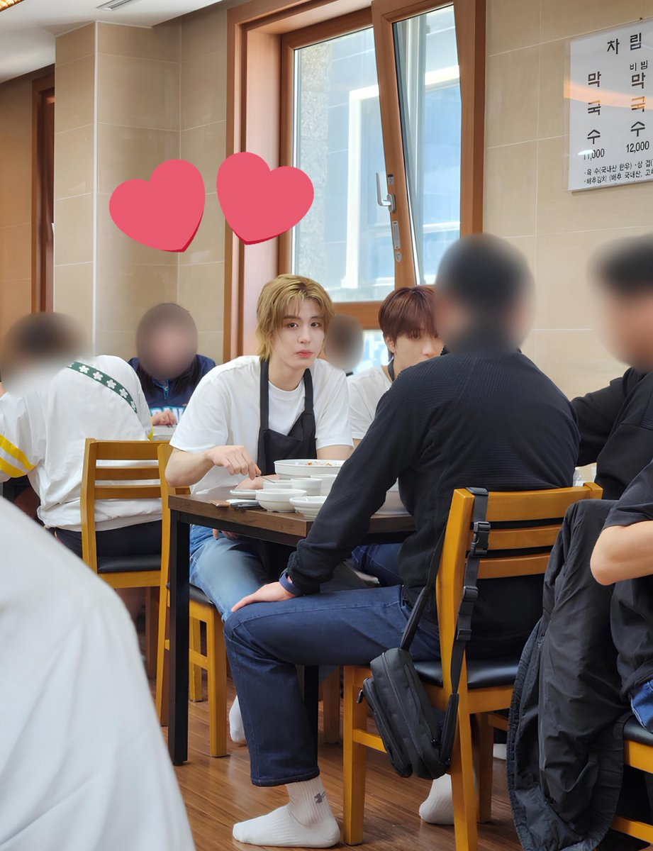 Han____ing's tweet photo. 내가좋아하는ㅇㅎㄴ: 부산에 시구하러갔을때 막국수집에서목격담떴던 볼살뚱뚱이시절ㅇㅎㄴ https://t.co/6EyimrHSw6