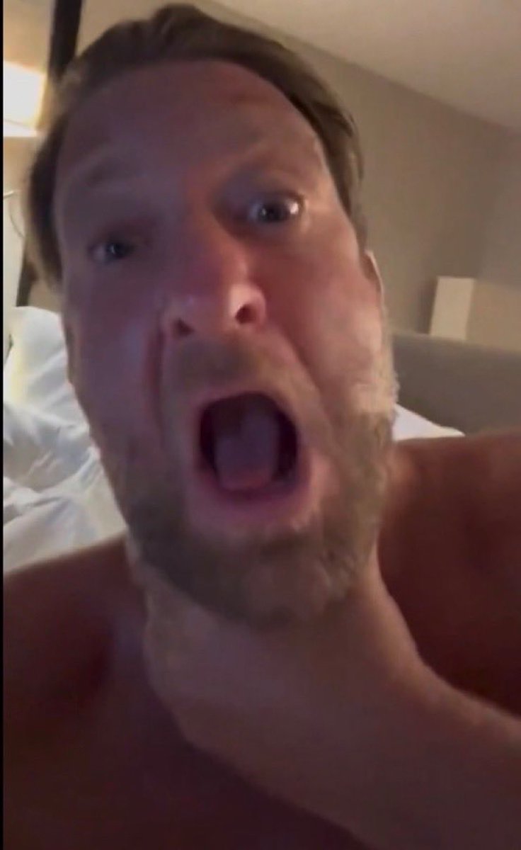 sol_lachance_23's tweet photo. @stoolpresidente Choke job 😬😬😬 https://t.co/PQQDfRmm0s