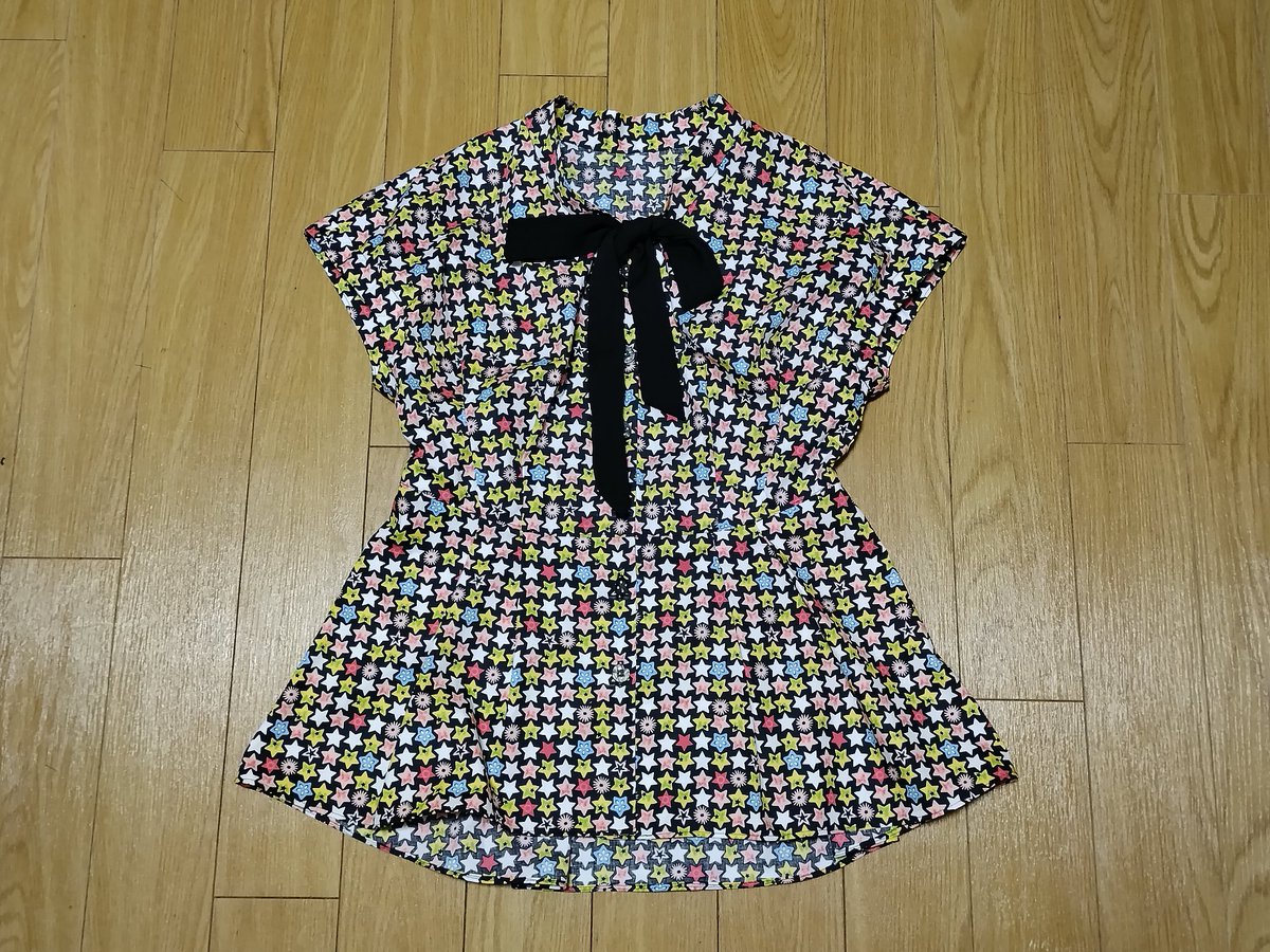 bluelagoonrest's tweet photo. #ブルラグ みどりの #ハンドメイド クリップ
#ヒトデ 柄の布で #ボウタイ #ブラウス を作りました。
型紙は #CIRQUE_Sewing_Book から。
総丈を5㎝短く、襟ぐりを2サイズ大きくしたので、身ゴロの型紙のアレンジに苦労しました。けど、型紙通り作れば良かったかなぁ・・・
#handmaid #sewing https://t.co/8OO1JVggpL