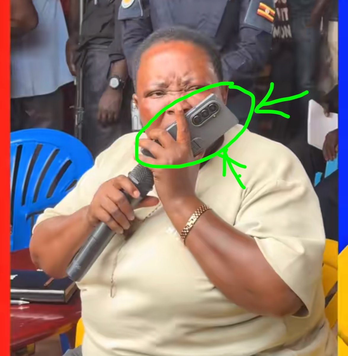 mbales_finest's tweet photo. But why would a whole minister use an android phone🌚 https://t.co/2B6NnAZVCP