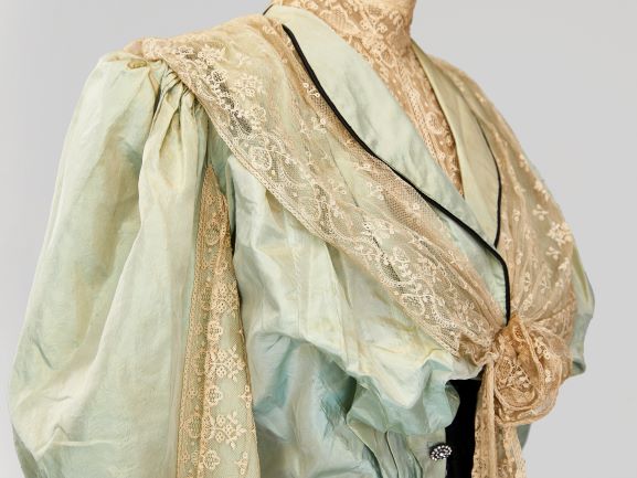 plummie9's tweet photo. Paris
Maison Rouff (founded 1844-1914)

Afternoon Dress, c. 1907

' Celadon green bustle dress with train.  Gigot  sleeves, shawl collar trimmed in black, the same colour fabric trimmed in  black six bow-knots in front of the dress. The dress is decorated with  light pink lace with bows.'

Collection Alexandre Vassiliev Collection
#FashionHistory