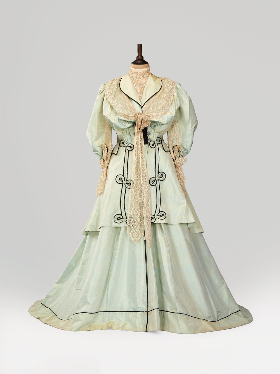 plummie9's tweet photo. Paris
Maison Rouff (founded 1844-1914)

Afternoon Dress, c. 1907

' Celadon green bustle dress with train.  Gigot  sleeves, shawl collar trimmed in black, the same colour fabric trimmed in  black six bow-knots in front of the dress. The dress is decorated with  light pink lace with bows.'

Collection Alexandre Vassiliev Collection
#FashionHistory