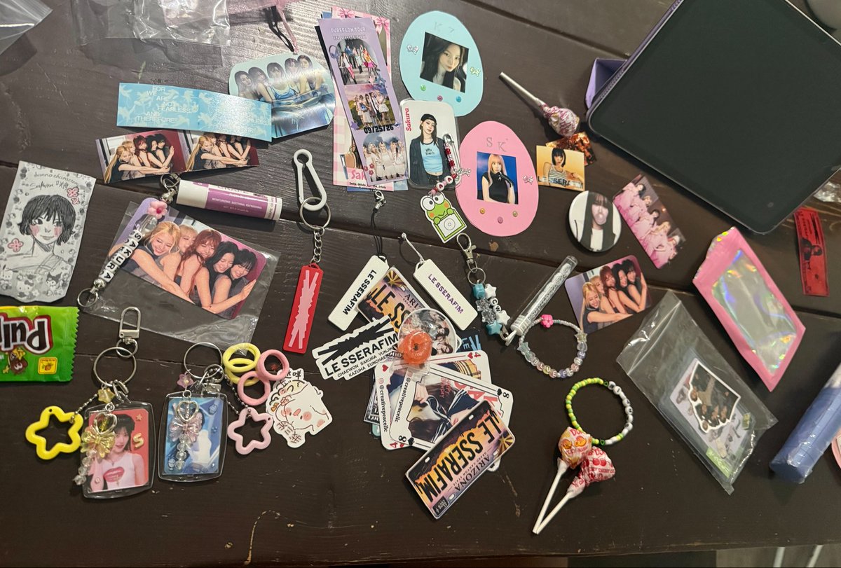 Lia2018ELF's tweet photo. Took my daughter to #PUREFLOW_IN_PHOENIX
#LE_SSERAFIM #PUREFLOW
These are all the freebies she received. There were many parents with their kids which was super cute. The vibe was amazing. I am not a fan of them but it was a nice experience overall. @le_sserafim https://t.co/VKN6eeZKRo